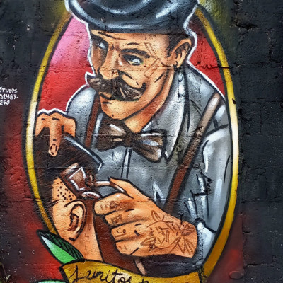 Mural de graffiti en Puebla - barber, barberias